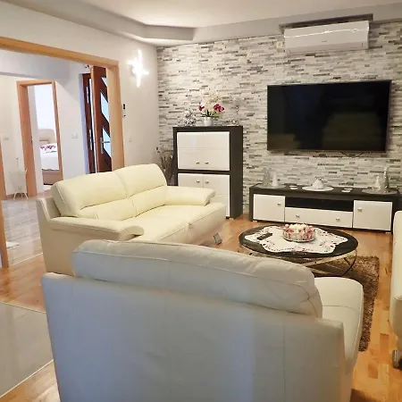 In Rovanjska, Comfortable And Close To The Apartment