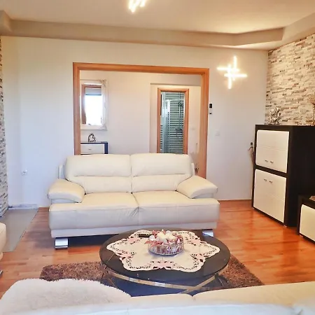 In Rovanjska, Comfortable And Close To The Jasenice (Zadar)