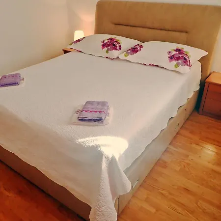 In Rovanjska, Comfortable And Close To The Jasenice (Zadar)